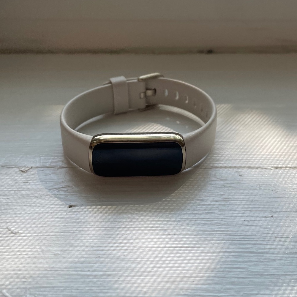 Fitbit Luxe Fitness Watch - Lunar White + Gold